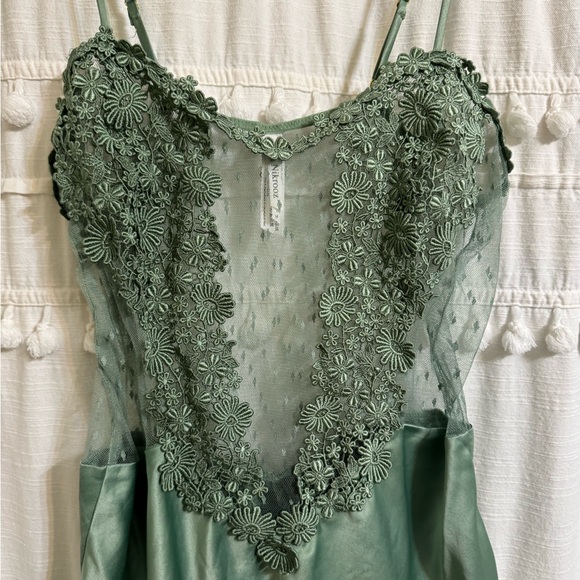FLORA NIKROOZ Showstopper Charmeuse Chemise in Forest Green Slip Dress Medium - Picture 6 of 11